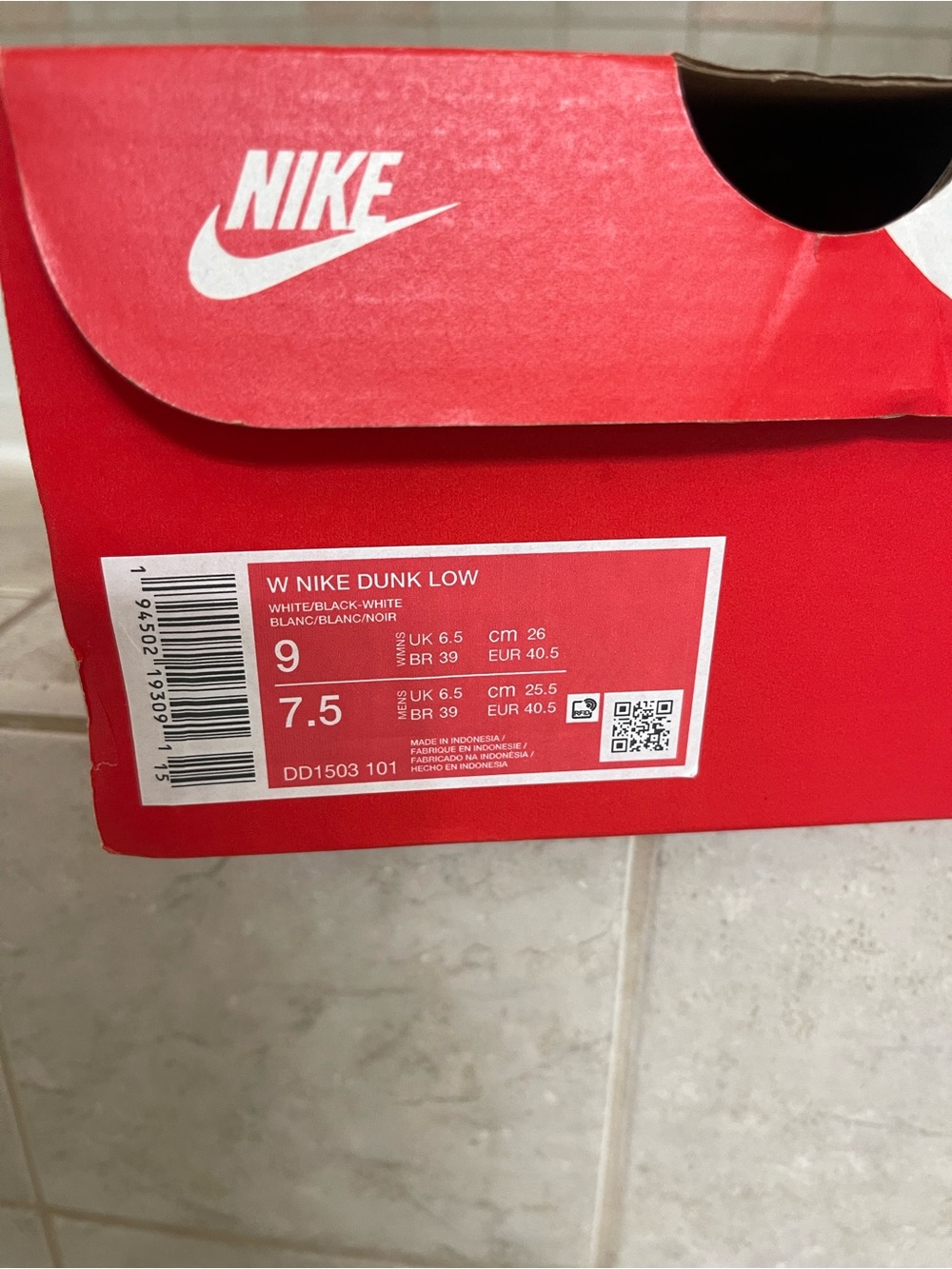 Nike Black and White Low-Top Sneakers - Picture 7 of 7
